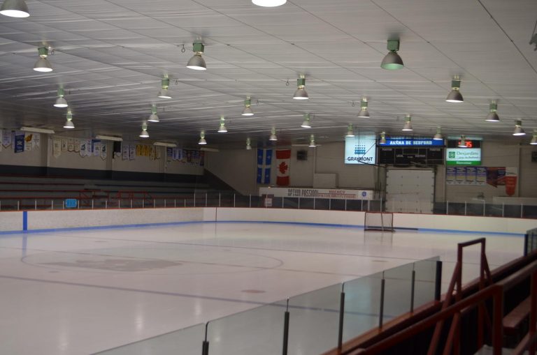 Aréna de Bedford Québec met la main dans sa poche L’Avenir et des