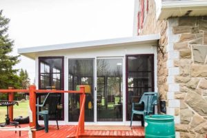 Solarium isolé moderne offrant un espace lumineux et confortable toute l’année