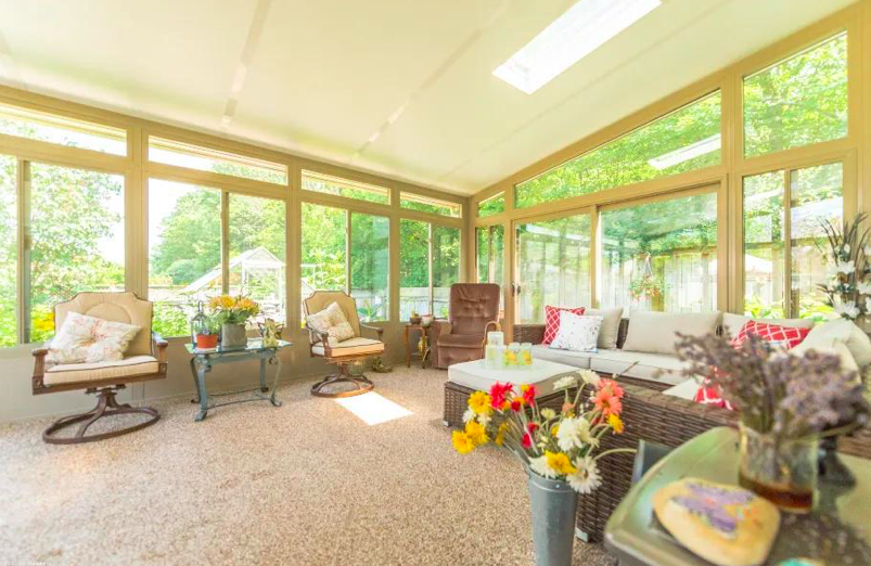 Solarium de Sunspace Sunrooms. Moreau PRS où l’équipe vous reçoit avec professionnalisme à Québec.