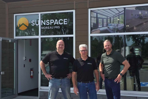 Nicolas Moreau et l’équipe de Moreau PRS devant son showroom de Québec. Fier détaillant de Sunspace Sunrooms : solariums, patios, vérandas et terrasses.