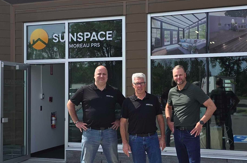Nicolas Moreau et l’équipe de Moreau PRS devant son showroom de Québec. Fier détaillant de Sunspace Sunrooms : solariums, patios, vérandas et terrasses.